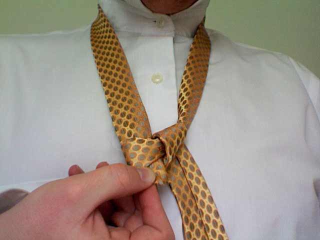 How to tie a half windsor knot step 7b