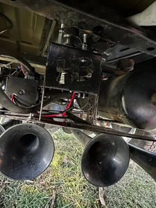 Train horn bracket and air tank under Ford F150