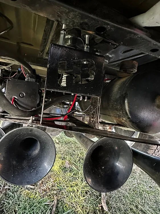 Train horn bracket and air tank under Ford F150