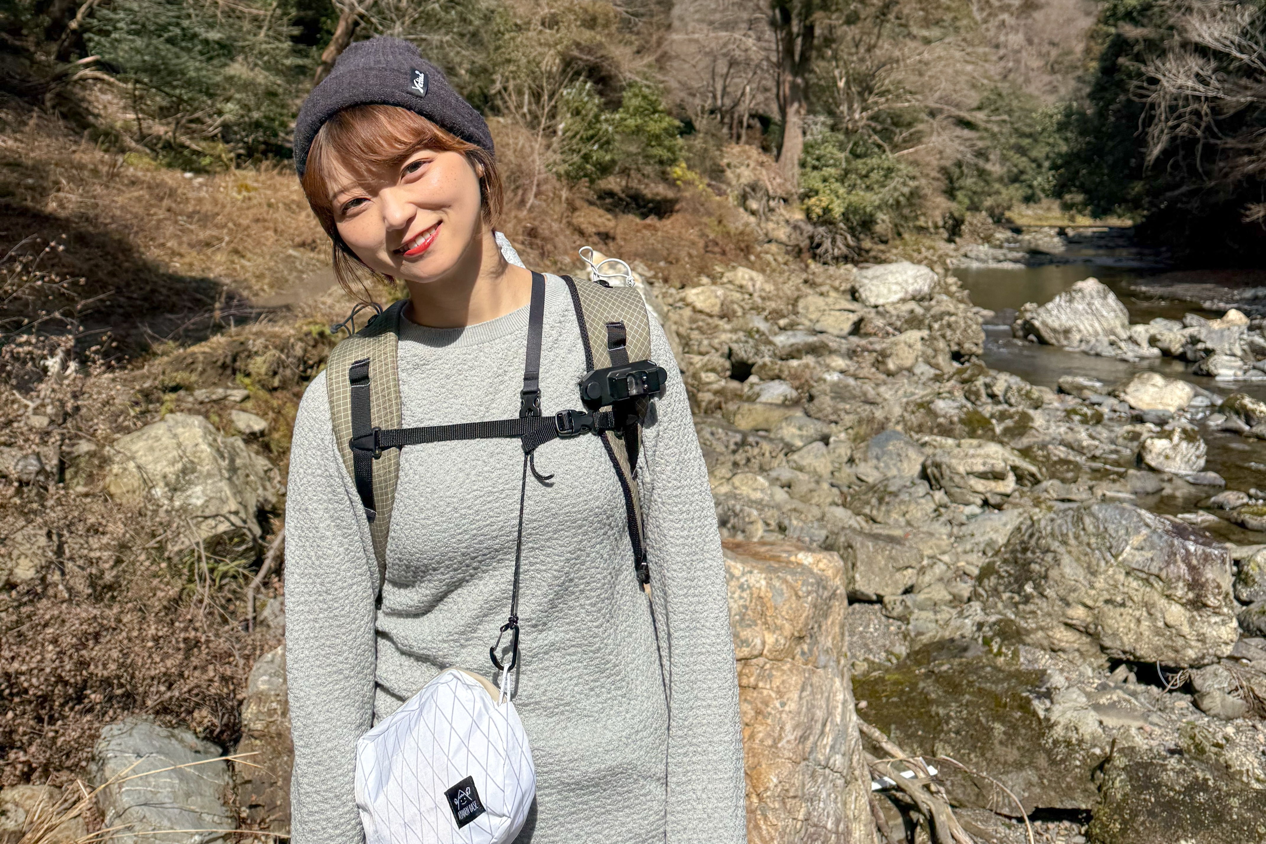 BRINGのWUNDERWEAER CREWNECKを着用するAYANENさん。