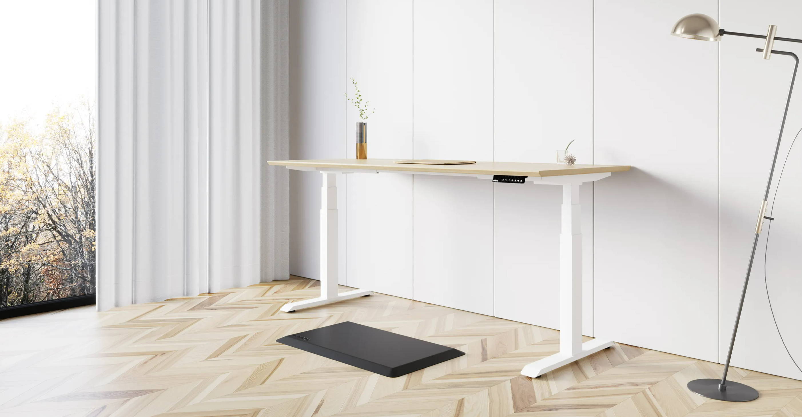 La table de bureau ofinto Elevate en blanc, réglable en hauteur électriquement, dans le bureau à domicile