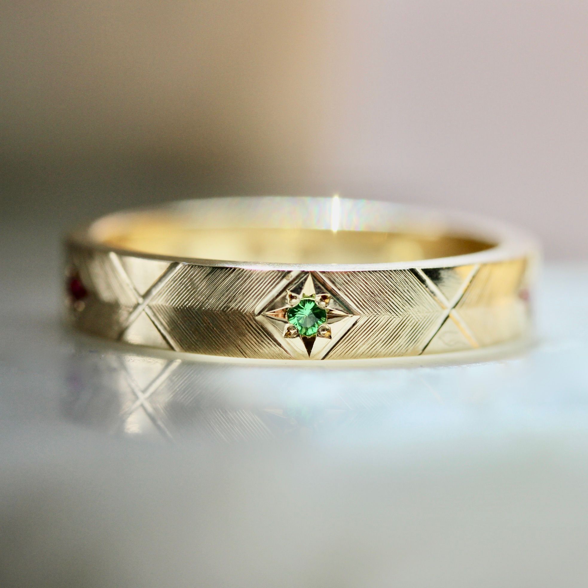 Hand-engraved wedding band art deco with green sapphire