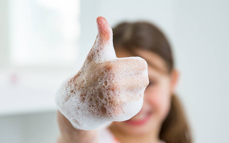 Pro lidi s potravinovými alergiemi je mytí rukou mýdlem před každým jídlem nutností. Děvčátko na fotografii má radost z bublinek.
