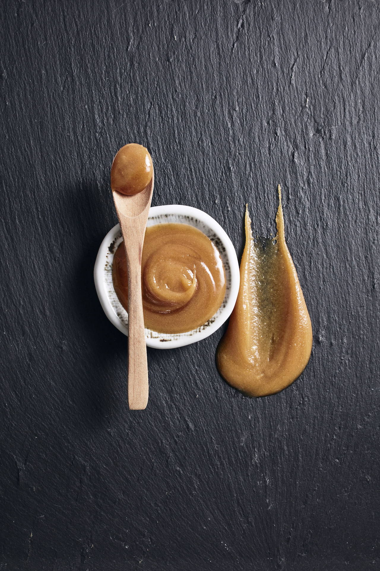 The grainy texture of raw Manuka honey which contains particles of naturally occuring pollen and bee bread