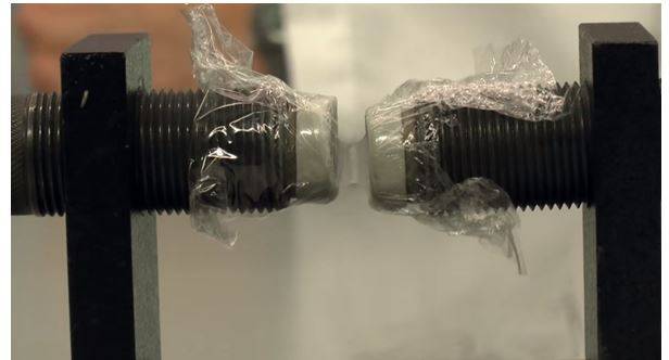 A few milliliters of liquid oxygen (-183OC, 90K) are suspended by paramagnetic attraction.