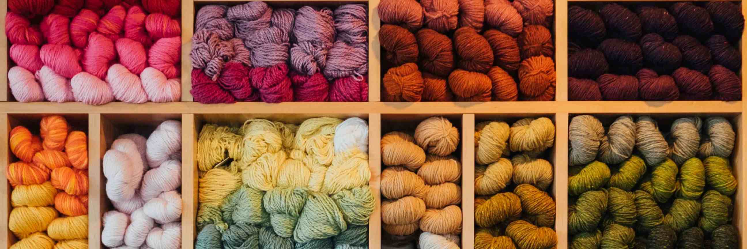 Banner_Farben kombinieren (Wollknäule in unterschiedlichen Farbnuancen)