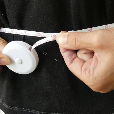 Using flexible measuring tape to measure your body circumference