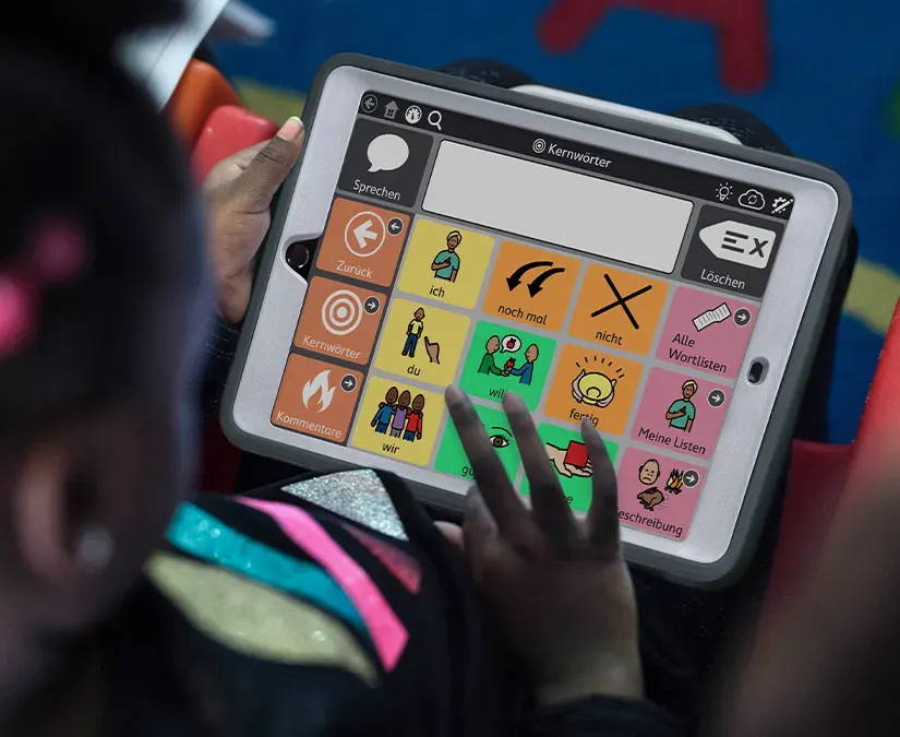 Junges Mädchen benutzt Sprachhülle mit einem iPad