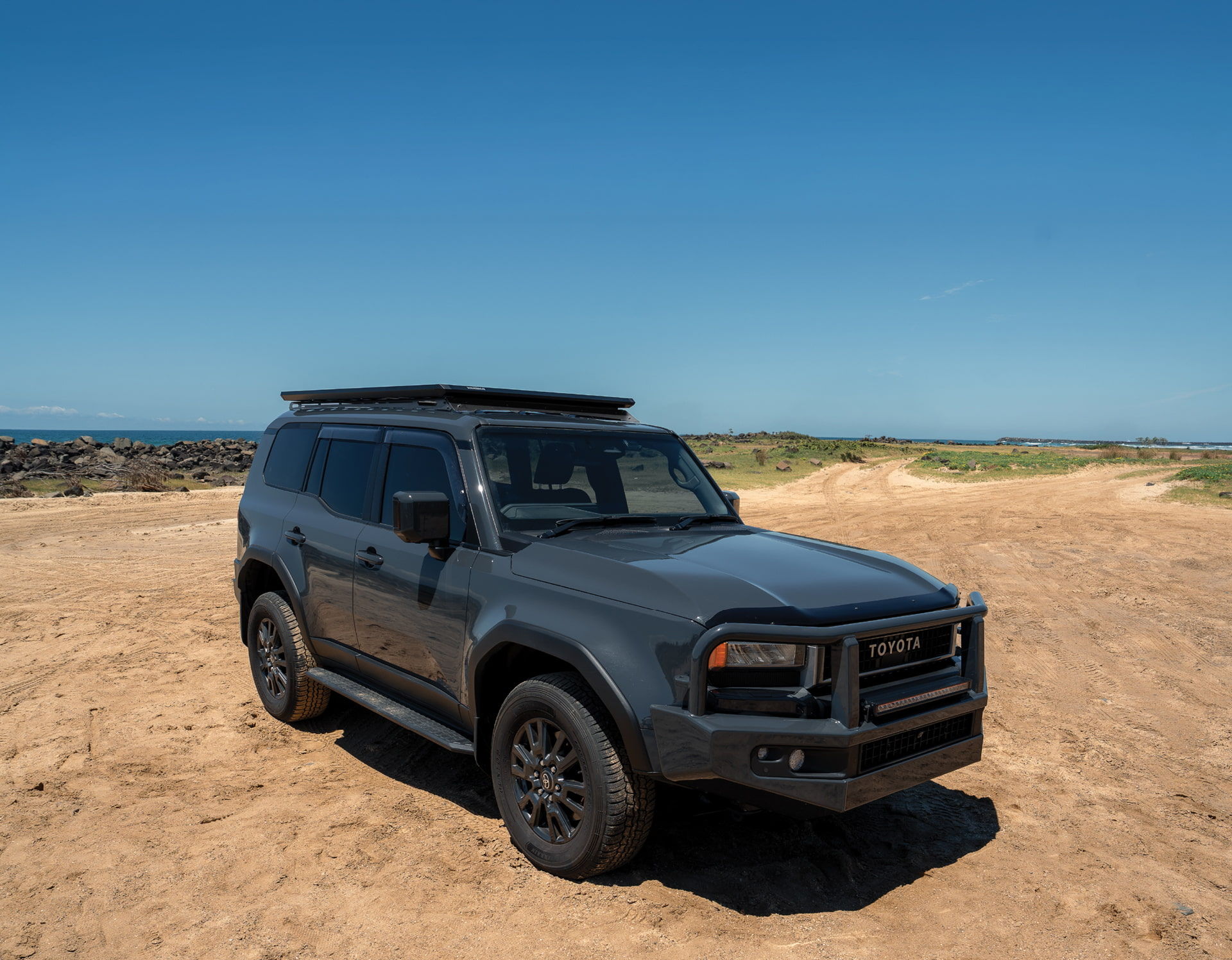 Yakima RuggedLine HD on a Toyota Landcruiser near the beach