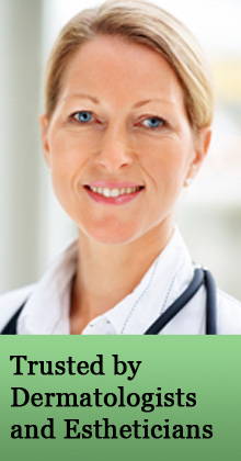 Questa è l'immagine di una dermatologa sorridente. 