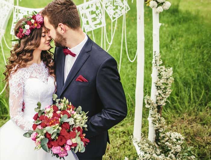 Bride and groom with burgundy wedding