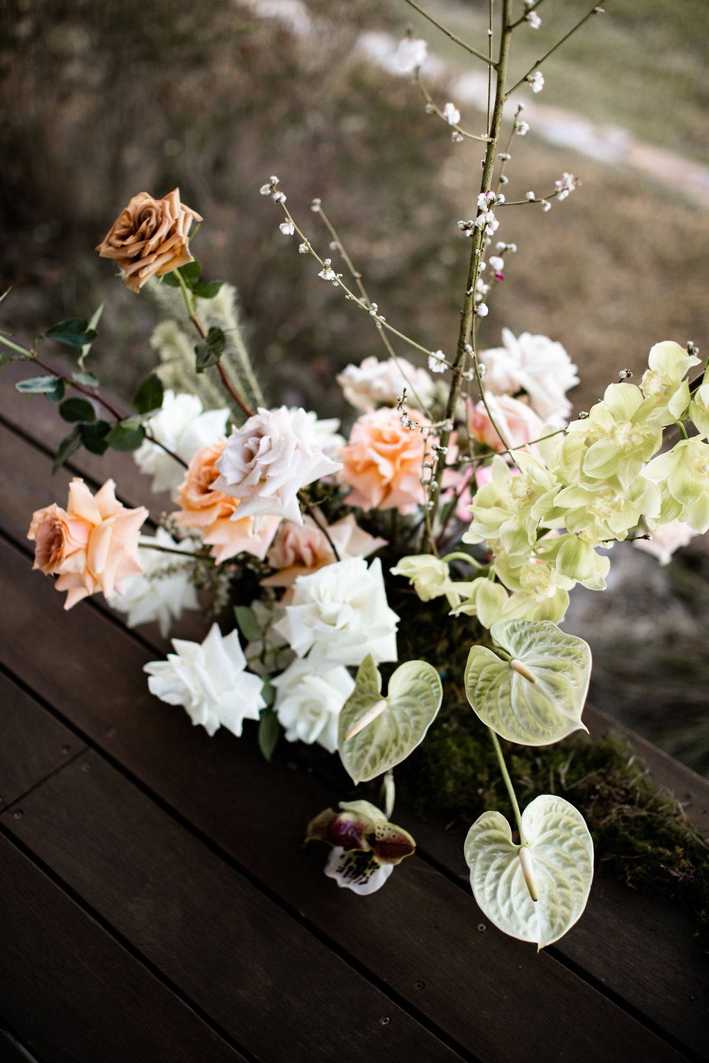 Oranges und weißes Blumenarrangement