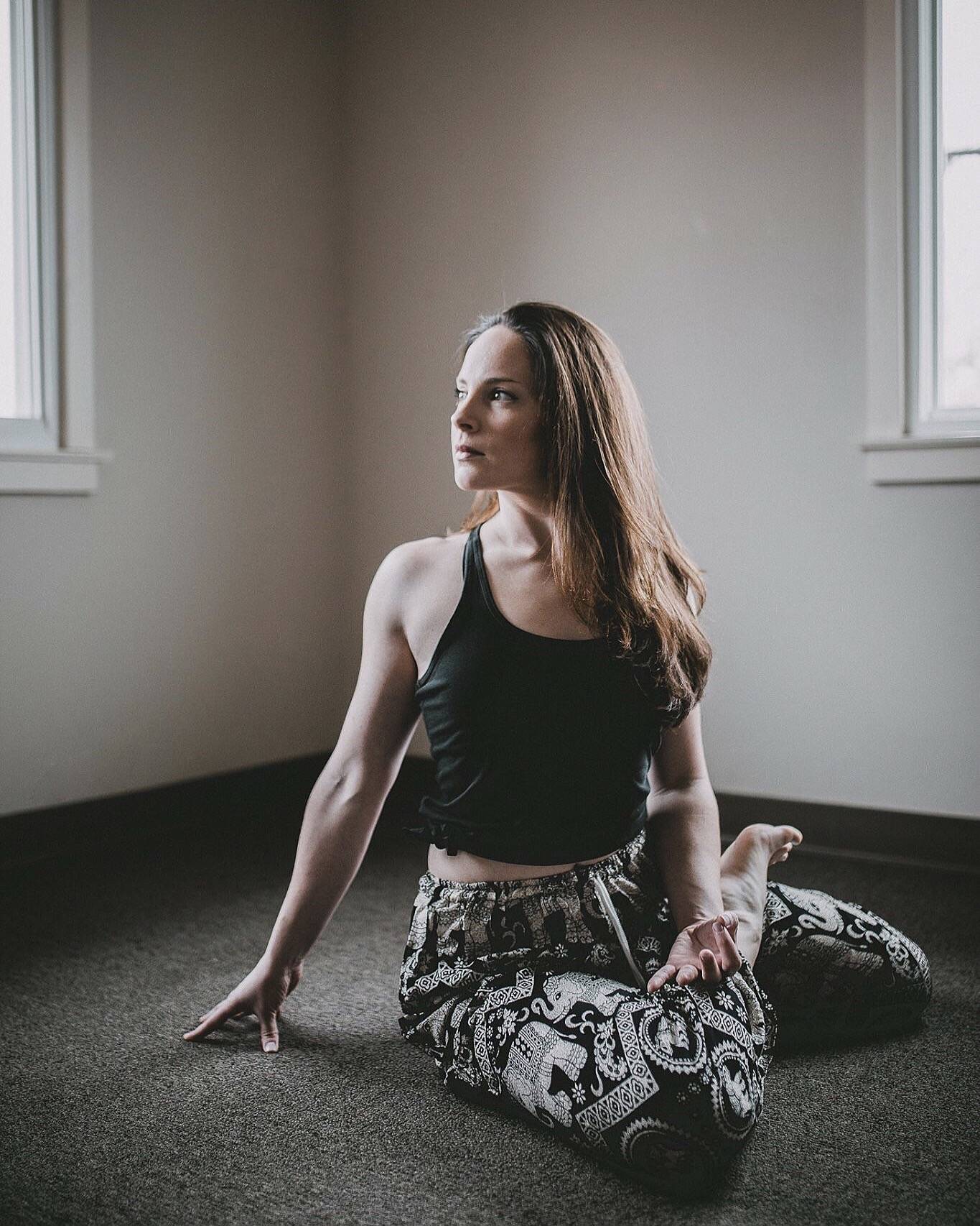 Une année à vivre votre yoga : des pratiques quotidiennes pour façonner votre vie par Judith Hanson Lasater l Le hub communautaire l Mukha Yoga