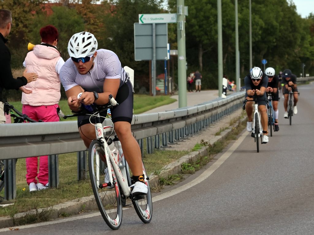 Athleten auf der Radstrecke beim triathlon.de CUP Königsbrunn 2026.