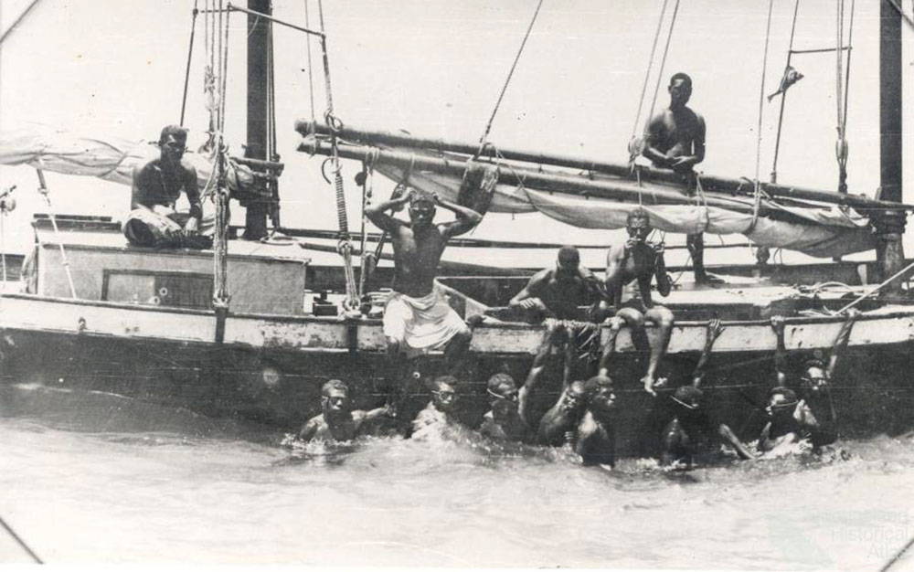 Pearl divers in Australia early days