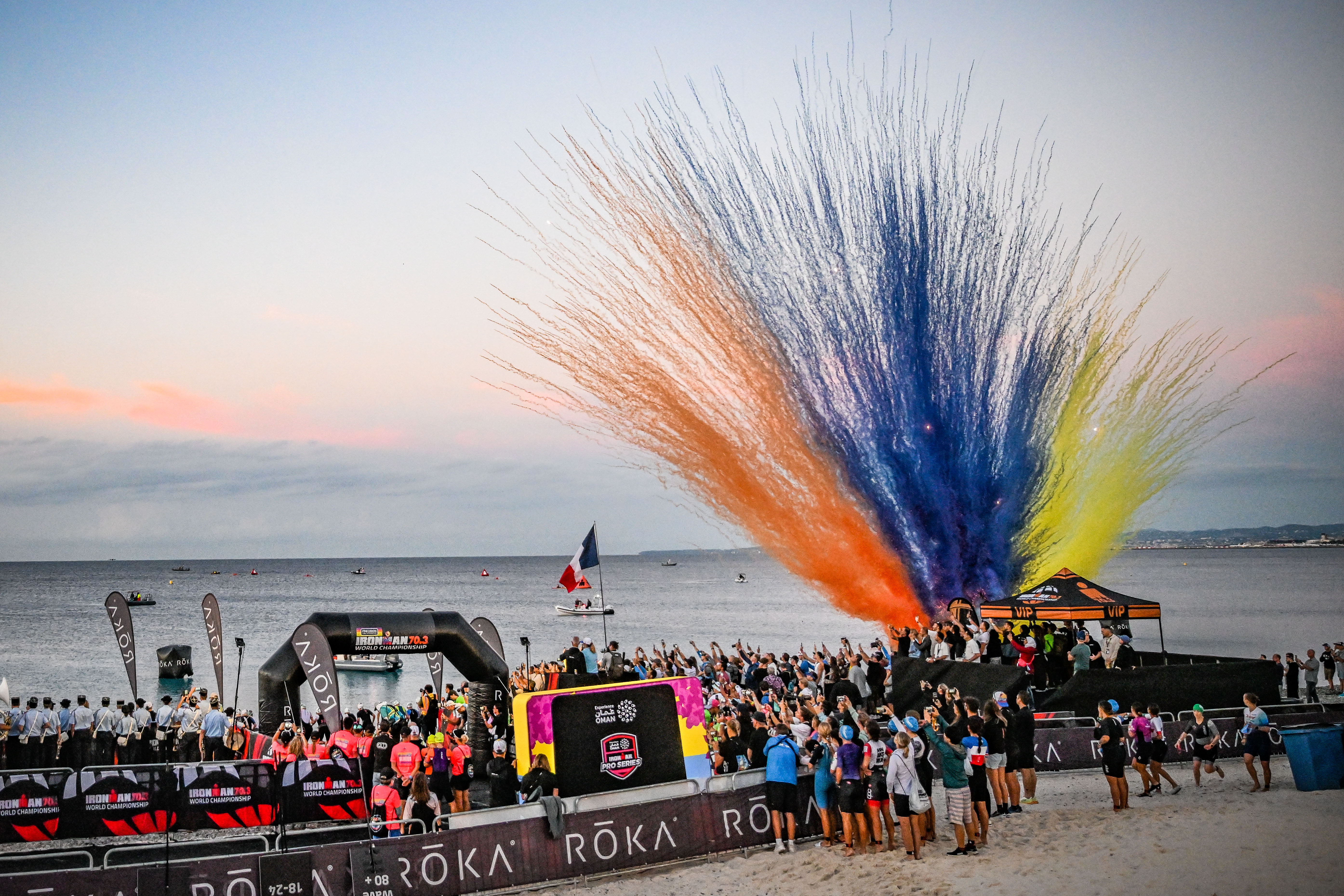 Startschuss für das Frauenrennen bei der Ironman 70.3 WM 2026 in Nizza.