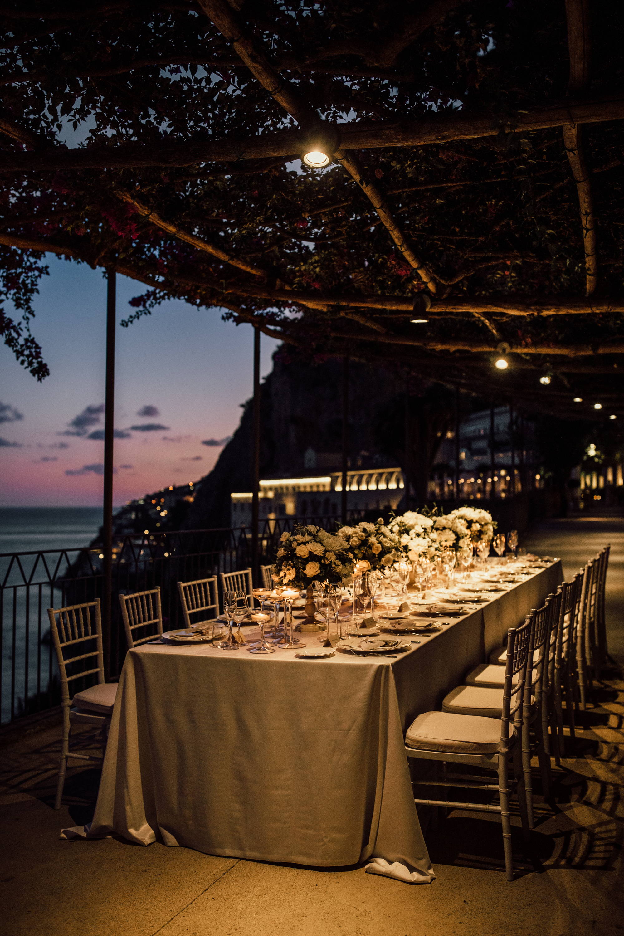 Un dîner de réception de mariage intime à faible luminosité au coucher du soleil en Italie.