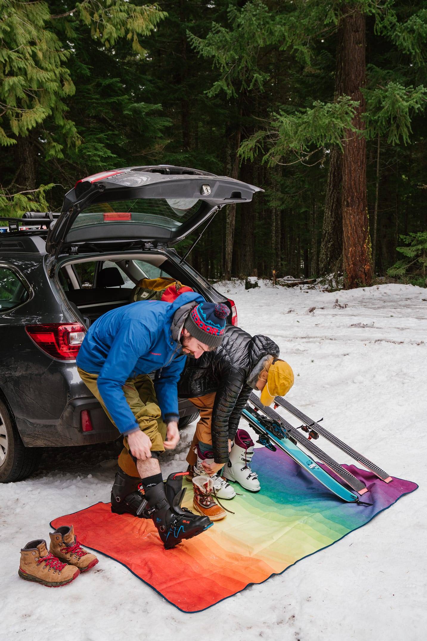 Man putting on skis on Stash Mat