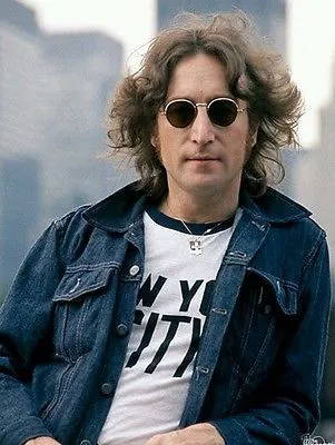 John Lennon porte des lunettes de soleil rondes vintage