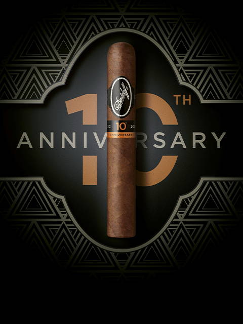 Die Davidoff Nicaragua 10th Anniversary Limited Edition Gran-Toro-Zigarre platziert vor ihrem Logo. 