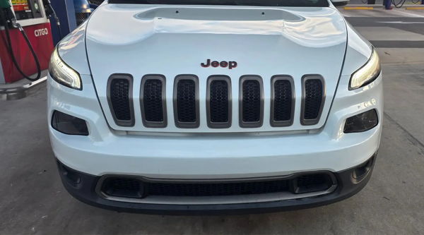 2016 Jeep Cherokee with HornBlasters Sniper Electric Horn behind the grille