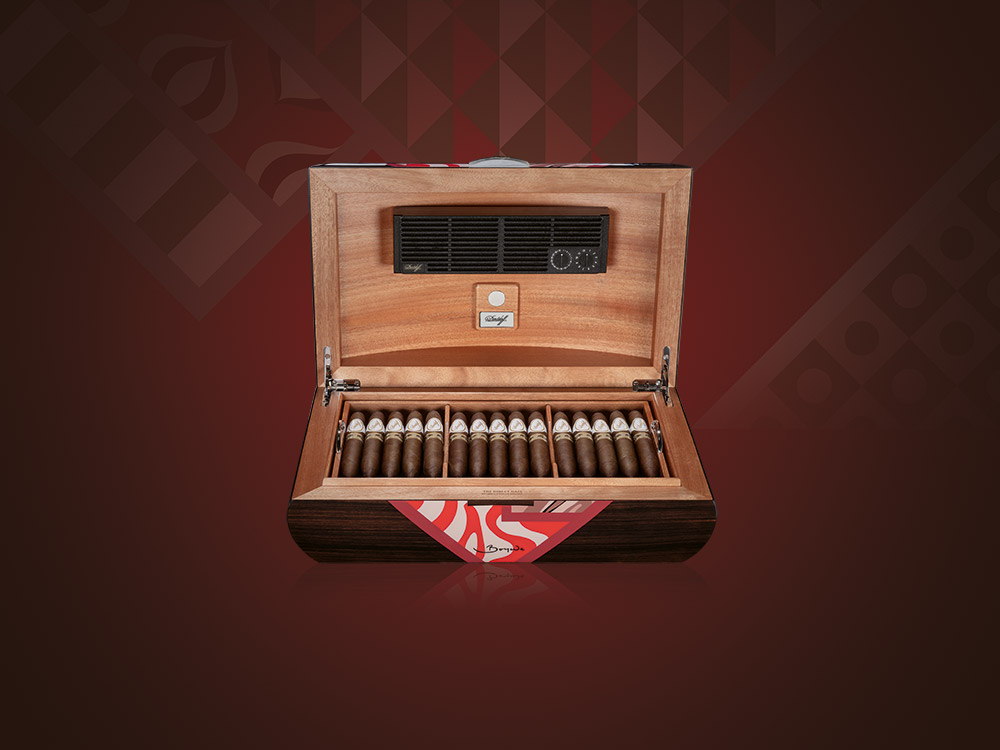The opened Davidoff & Boyarde Masterpiece Humidor The Direct Gaze, filled with exclusive perfecto cigars.