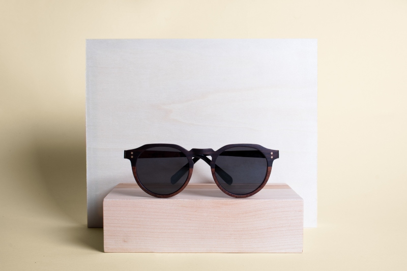 Front photograph of Roseland sunglasses, suitable for oval faces, on a tan background
