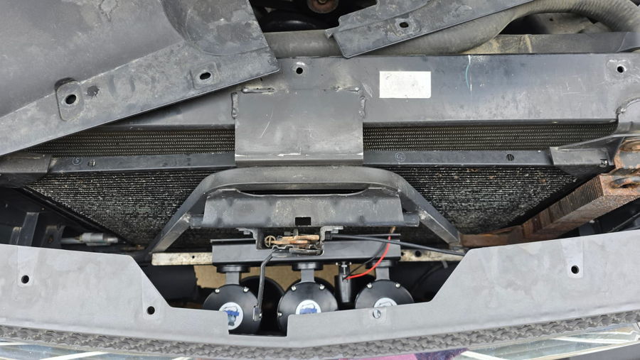 Close-up of HornBlasters Flatlaw 127H train horn trumpets or mounting bracket on 2005 Silverado 1500, gallery photo 3