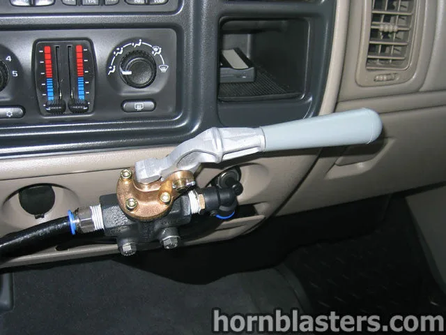 Side profile of 2007 Chevrolet Avalanche pickup bed and Nathan K5LA train horn installation, gallery photo 3