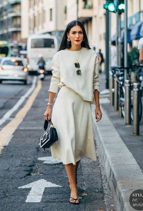 Tendances mode à Montréal : look monochrome assorti avec un haut et une jupe blancs