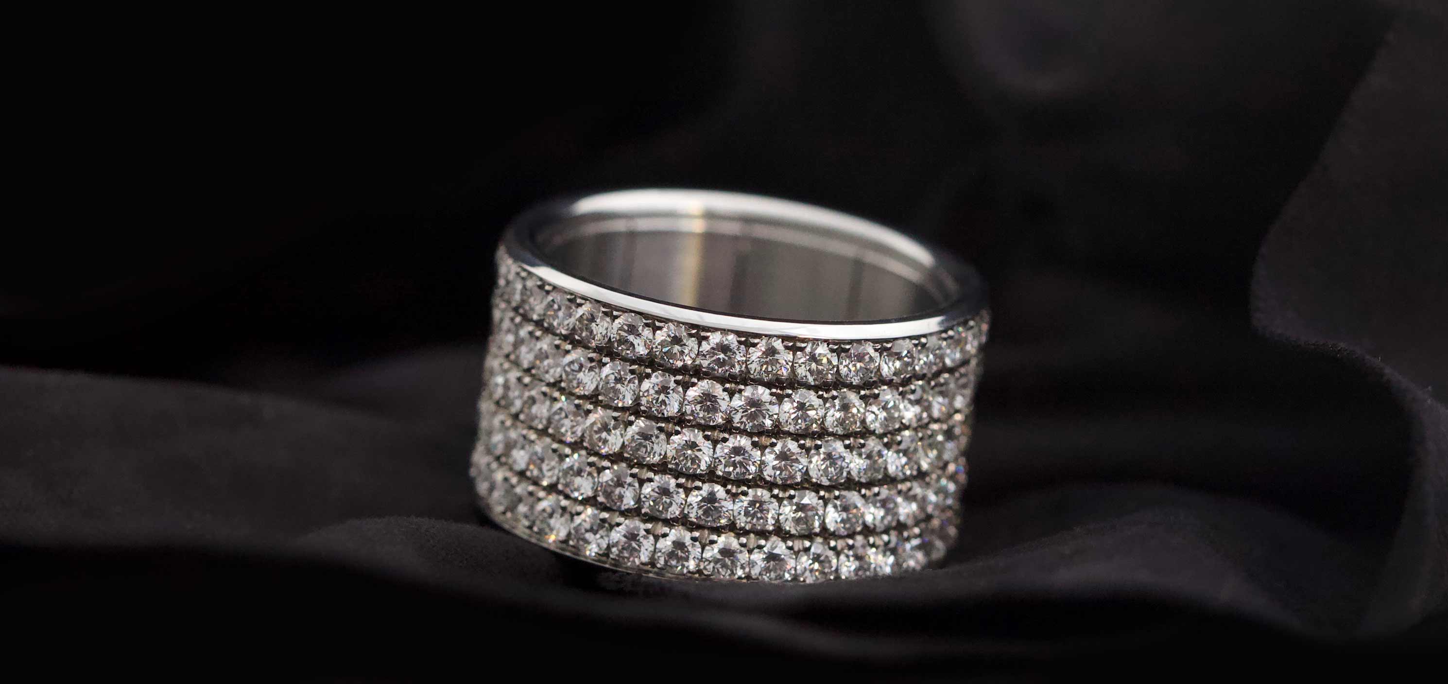 Bague complète mood joaillerie avec diamants - Lumière dorée