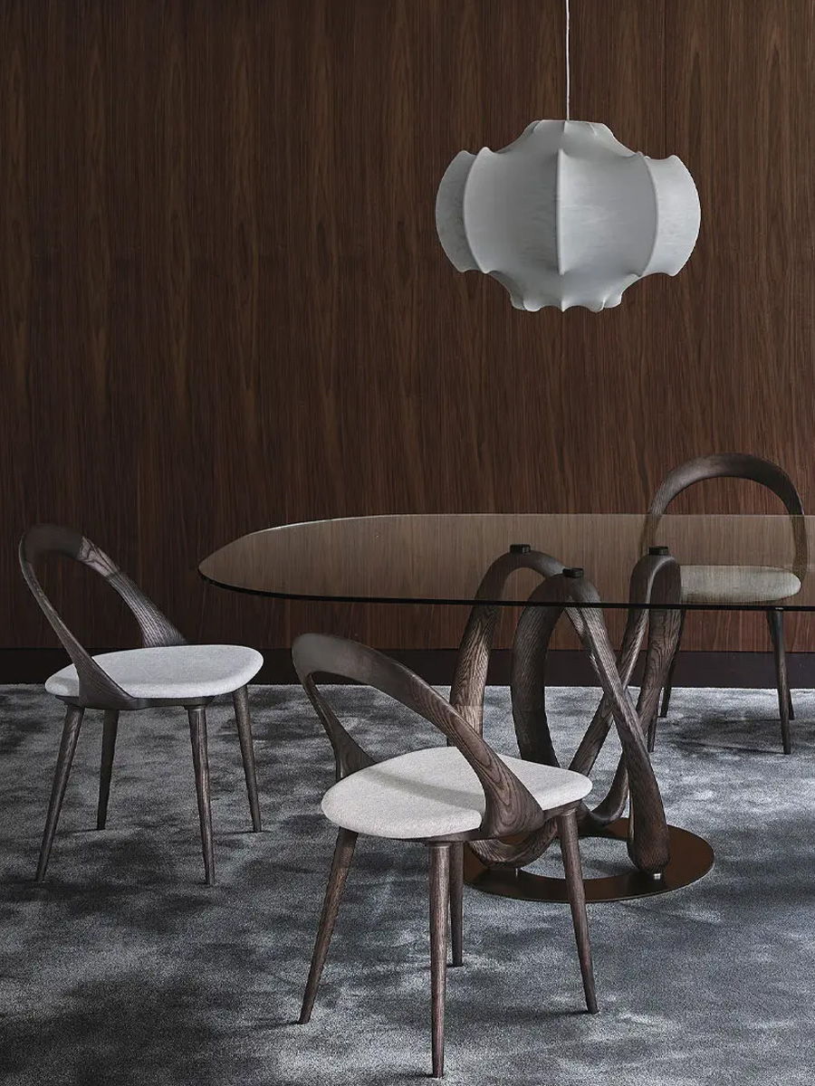 Modern Porada dining room with a table, chairs, and a pendant light.