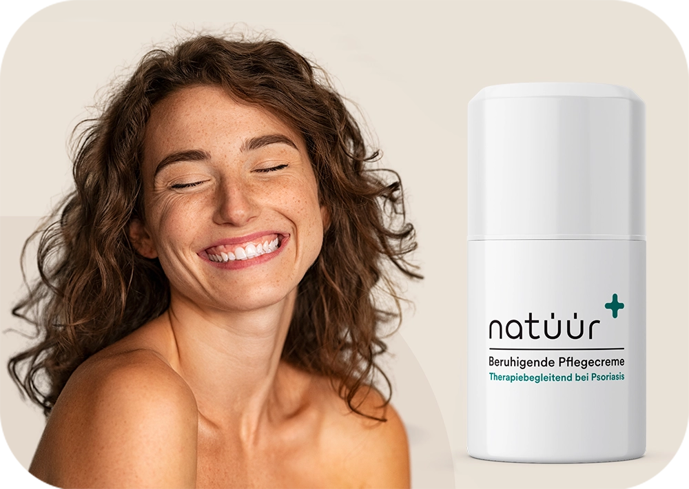 Eine glückliche, lächelnde Frau zu sehen, mit unserer Hautpflege Creme bei Psoriasis der Marke natüür.