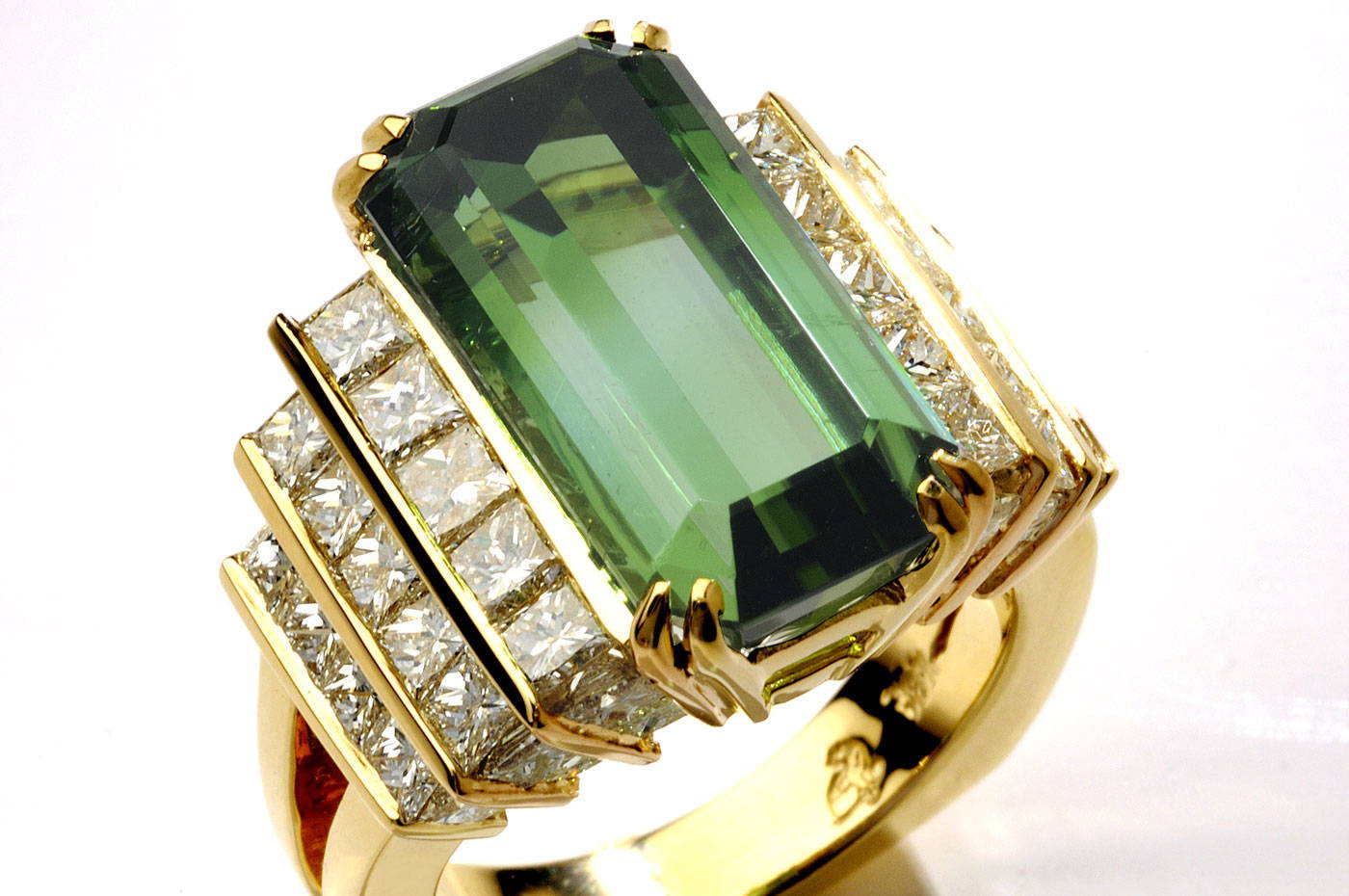Image of Echelon Emerald Ring in the Grainger Hall of Gems at the Field Museum in Chicago