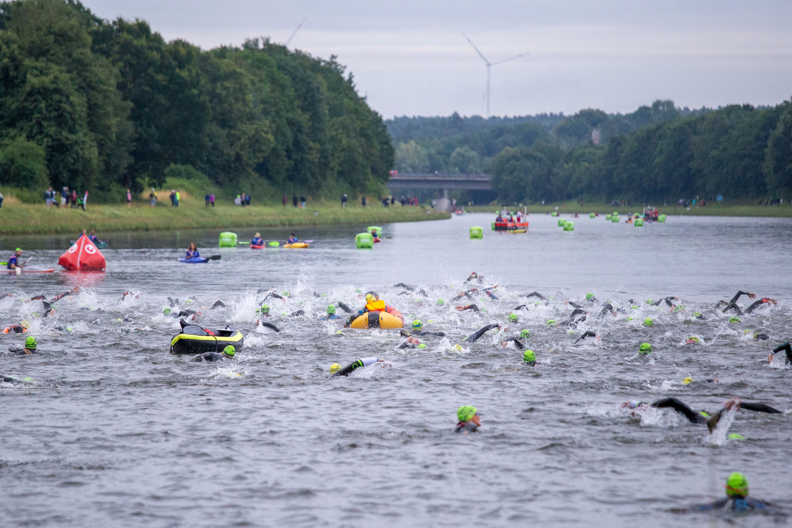 Triathleten auf der Schwimmstrecke bei der Challenge Roth im Mai-Donau-Kanal