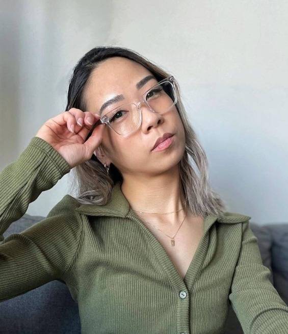 Femme asiatique portant des lunettes à pont bas