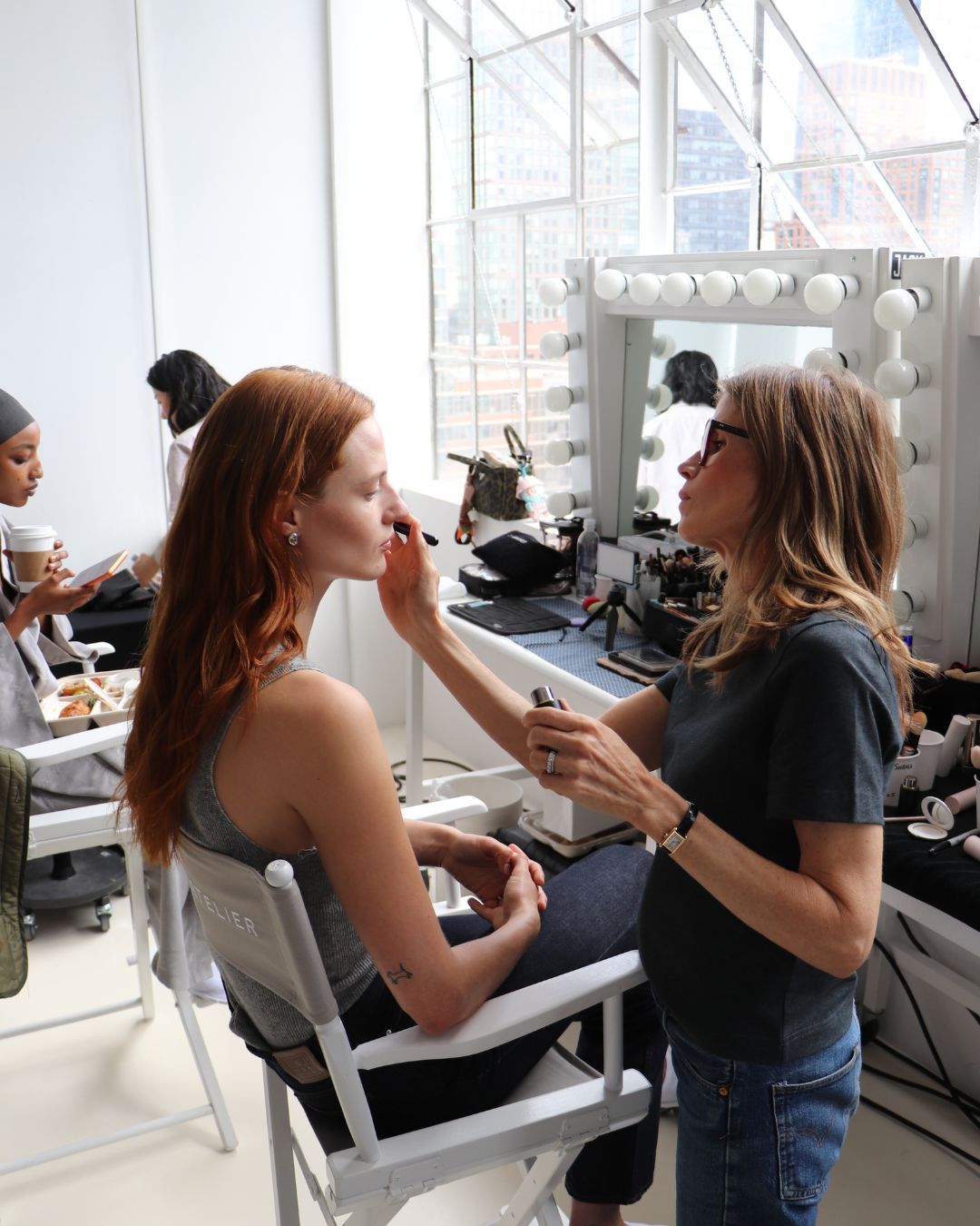 #seo: Gucci Westman applying bronzer