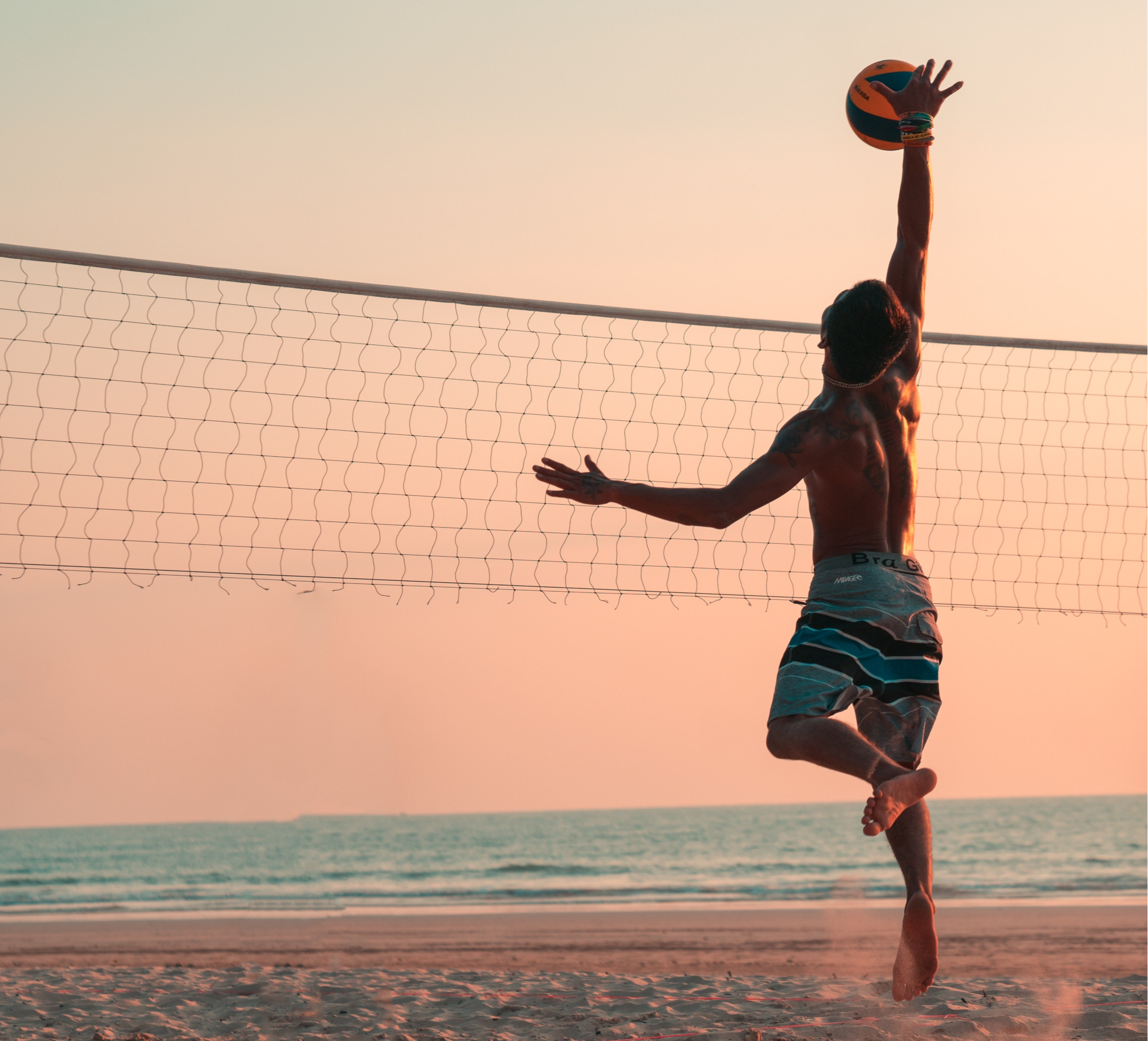 Мужчины играли в волейбол. Пляжка волейбол. Волейбол на пляже. Волейбол обои. Пляжный волейбол Эстетика.