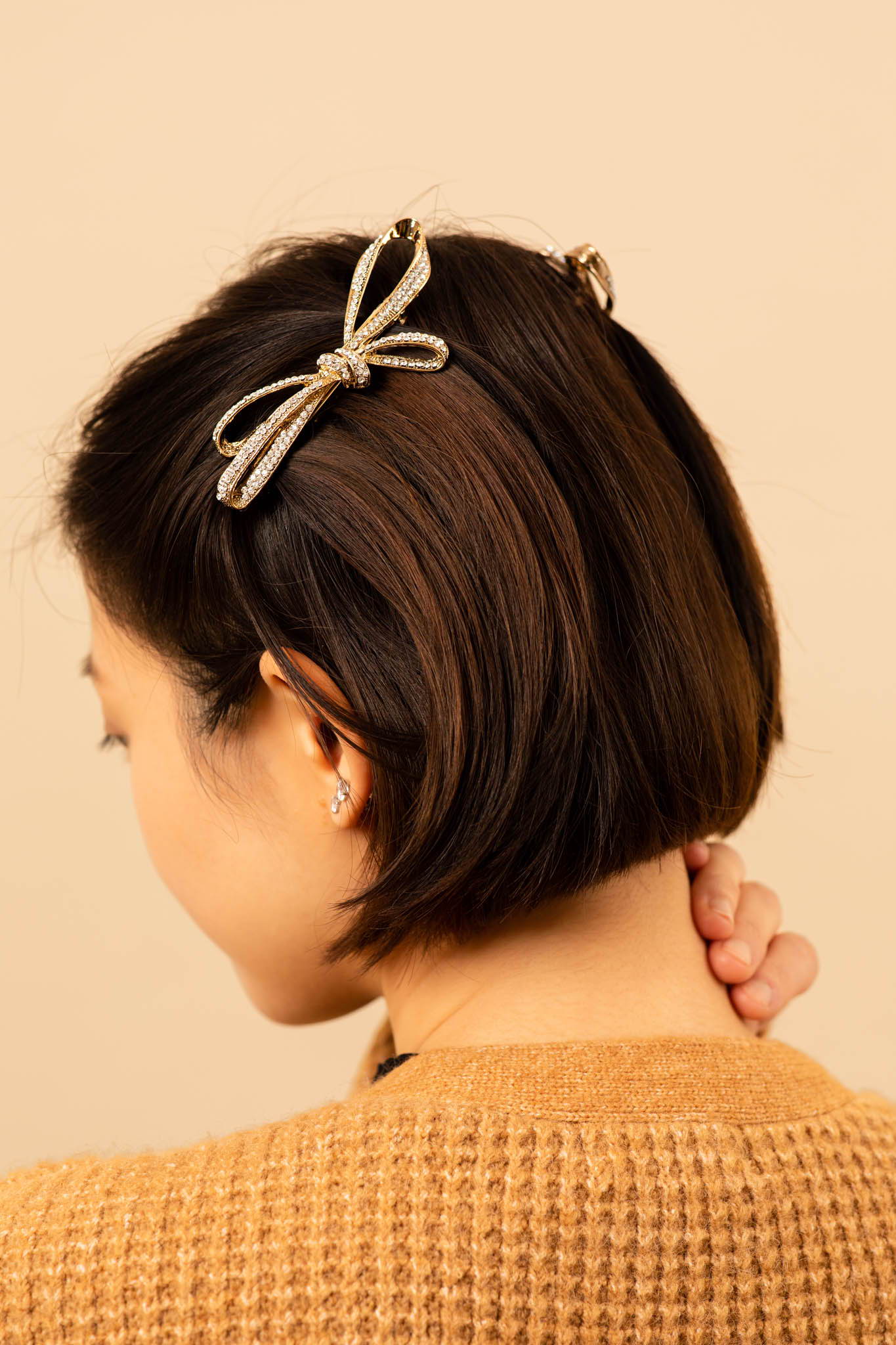 Moralsk Vant til Monet 5 Best Hairstyles Using Hair Accessories For Short Hair | Tegen Accessories