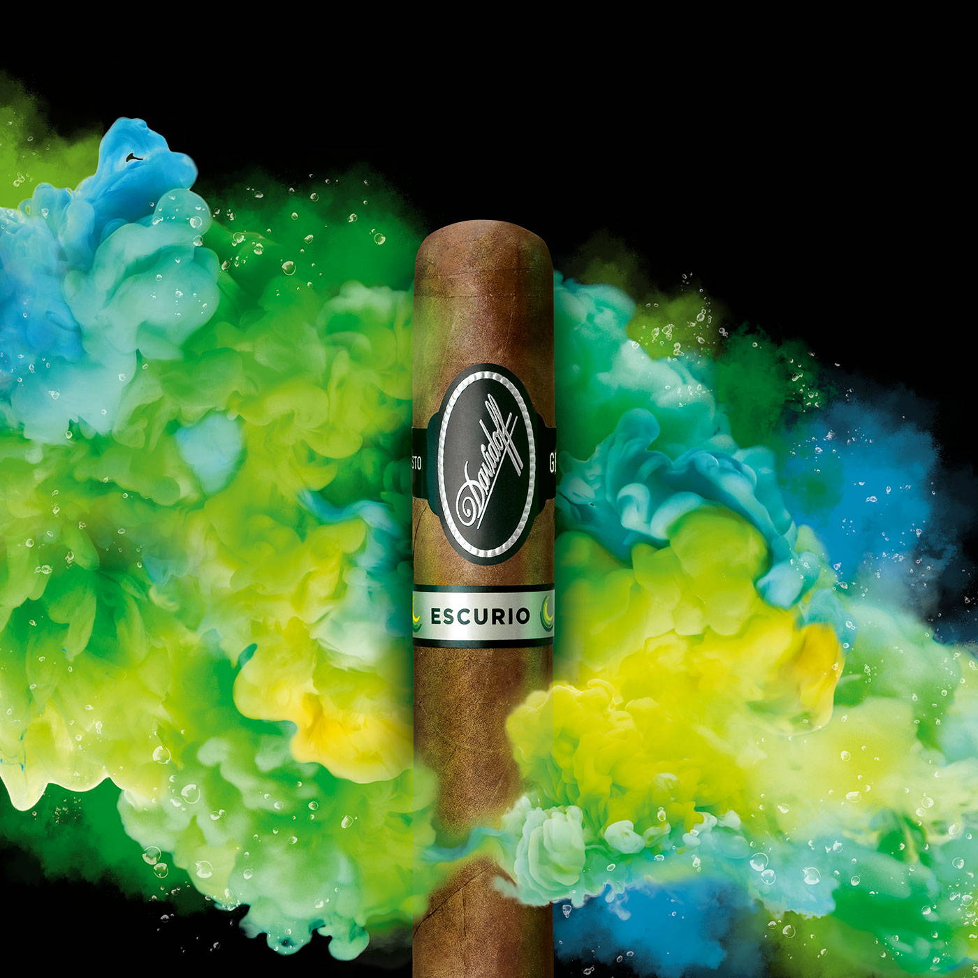 Eine Davidoff Escurio-Zigarre, die vor einer türkis-grünen Wolke von Wasserdampf platziert ist.