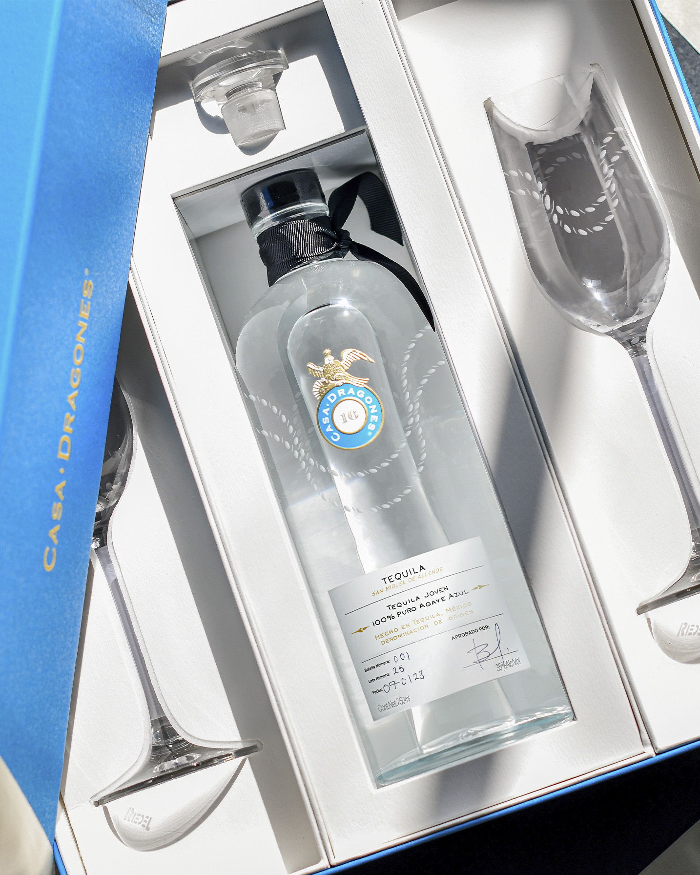 Casa Dragones Joven en set de regalo con 2 copas Riedel Ouverture