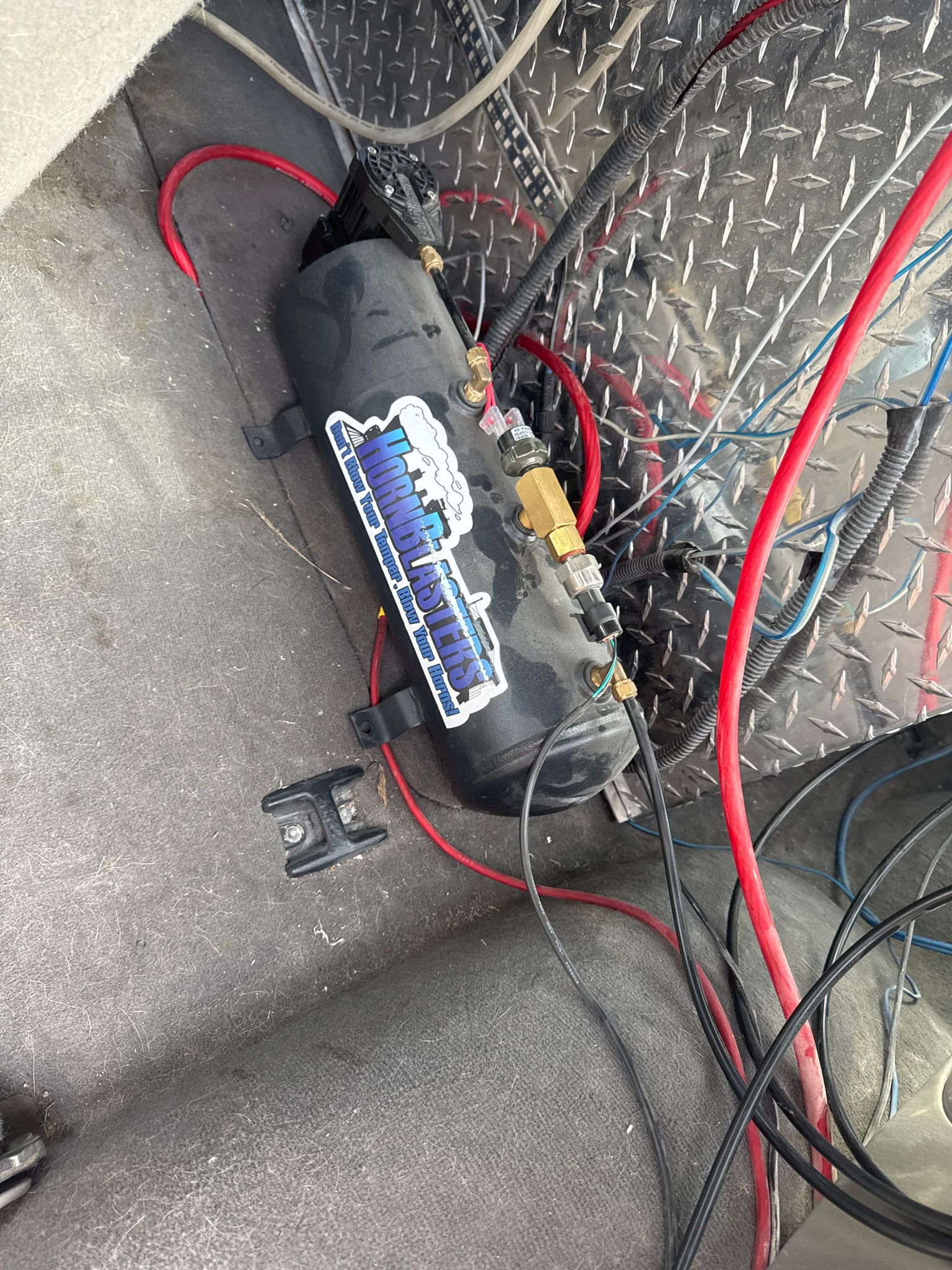 Traer's 2002 Jeep Grand Cherokee Train Horn Install | Flatlaw 3-Liter Horn Kit