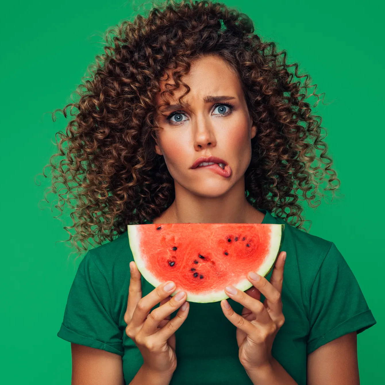 Was ist das orale Allergiesyndrom? Es könnte dieser Frau ein Kribbeln im Mund verursachen, wenn sie Heuschnupfen hat und ihre Wassermelone isst. 