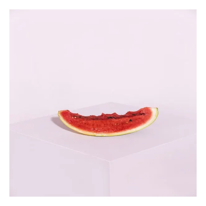 Fotografia de uma fatia de melancia mordida