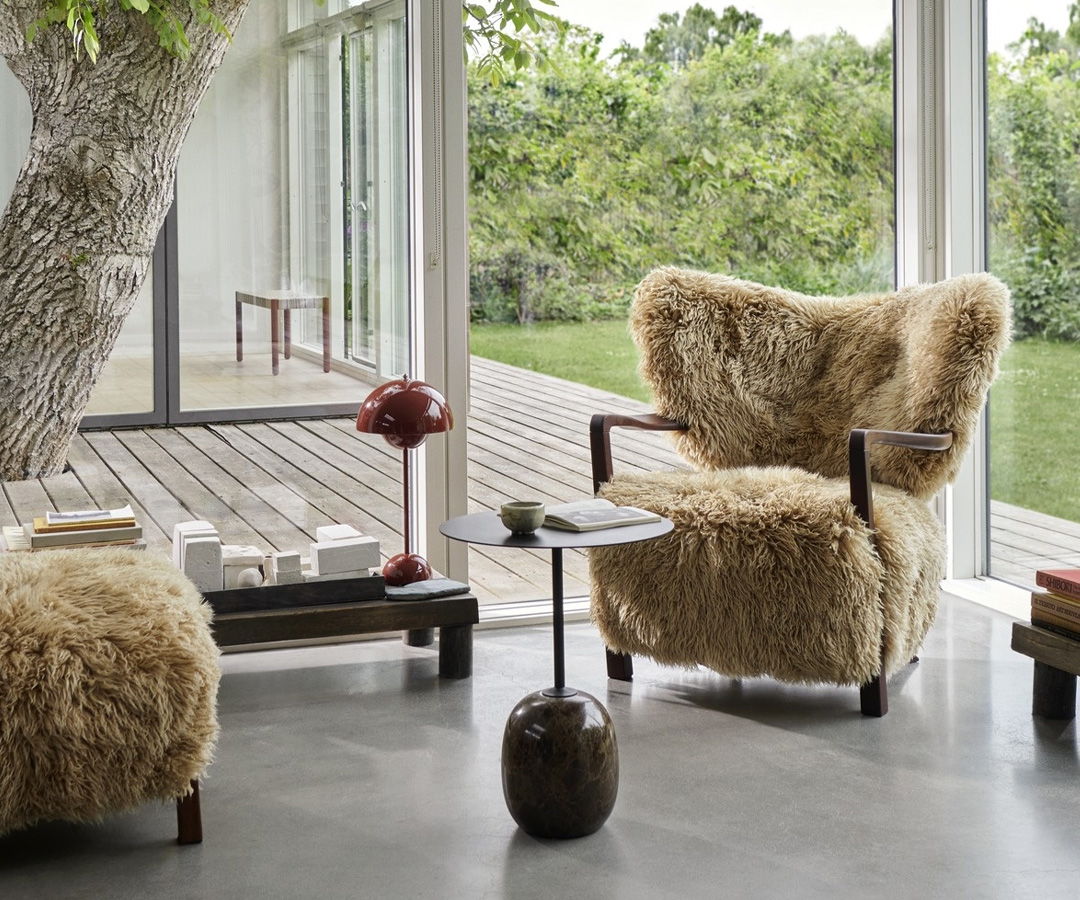 Cozy living space with &tradition fur chairs and a small side table.