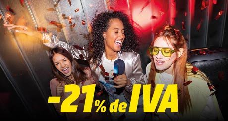 Persona joven sentada con auriculares y una tablet en un entorno colorido, destacando una campaña de Oktubre para las ofertas de tecnología. 