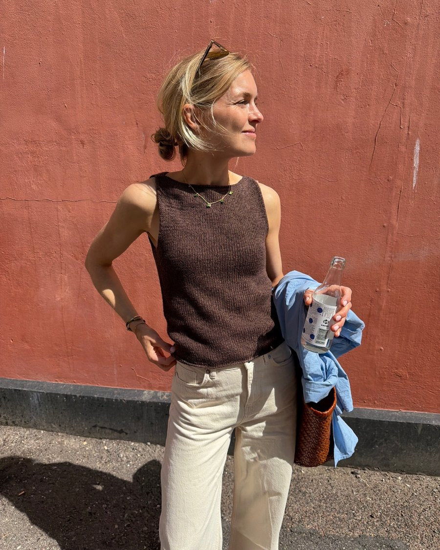 Kvinde iført brun Bea Top