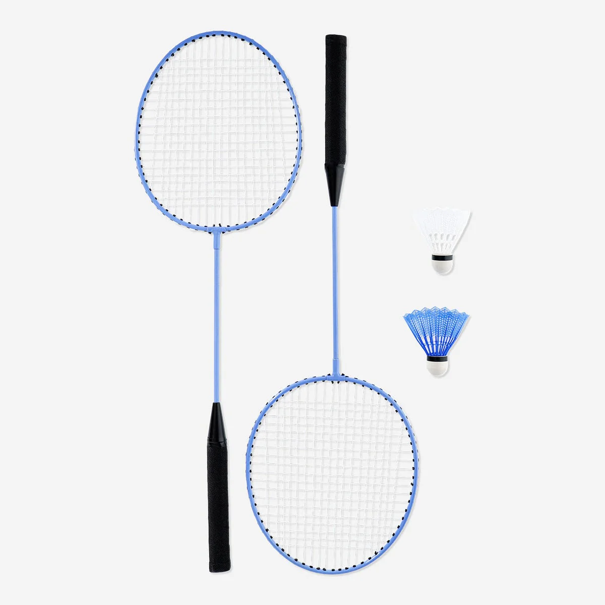 Niebiesko-białe rakiety do badmintona z czarnymi uchwytami i dwoma rodzajami lotek na białym tle.