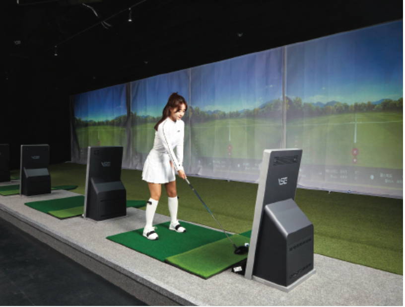 Pro golfer using a Voice Caddie VSE in an indoor golf simulator range