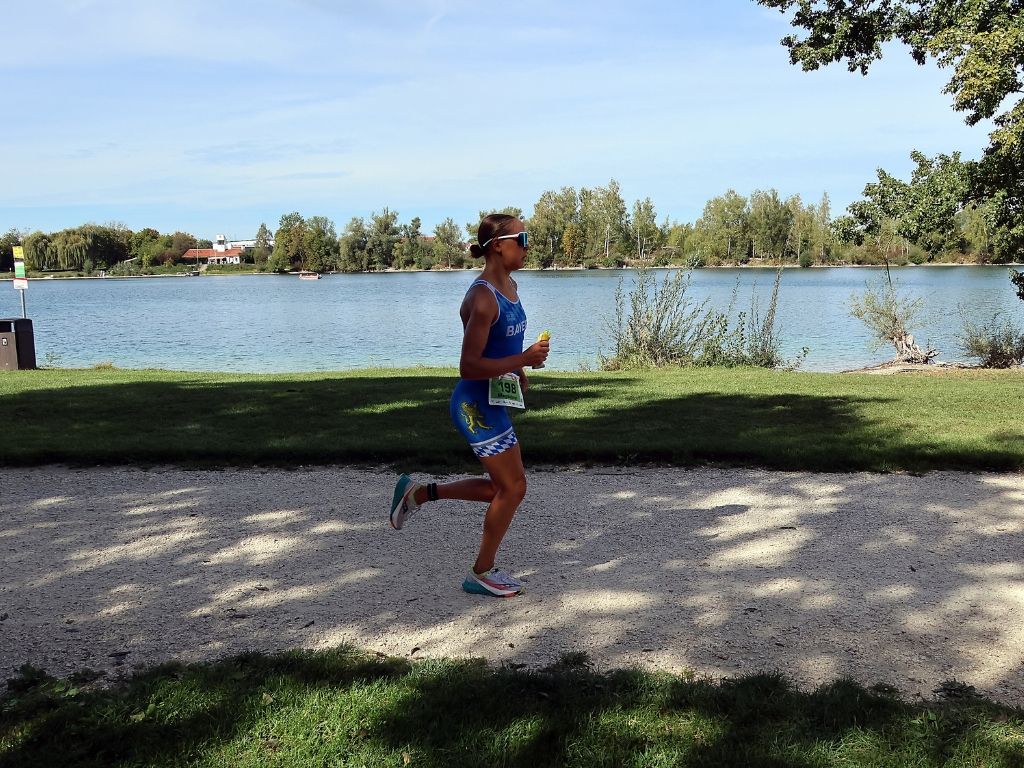 Eine Athletin auf der Laufstrecke beim triathlon.de CUP Königsbrunn 2026.